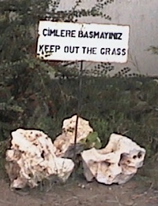 Picture of a sign: Çimlere basmay?n?z / Keep out the grass